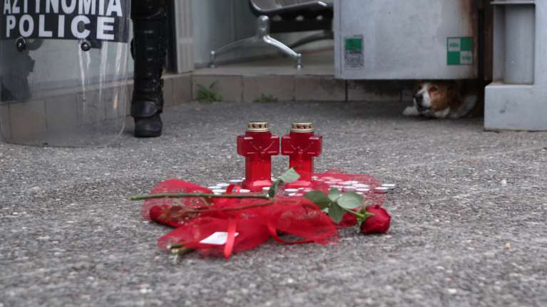 Ερωτήματα για το βίντεο της γυναικοκτονίας στους Αγίους Αναργύρους: &quot;Γιατί έχει καταγραφεί μόνο η τελευταία μαχαιριά;&quot;