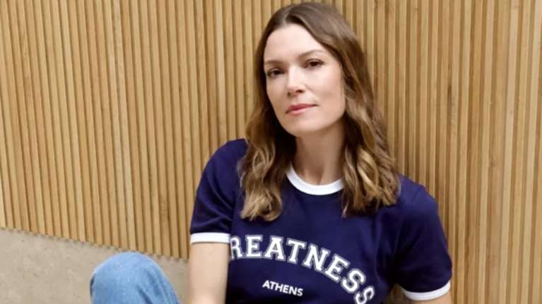 Η Βίκυ Καγιά φωτογραφίζει τη Μπιάνκα της - Με γήινο look και το πιο cute κουτάβι αγκαλιά