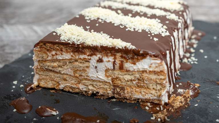 Μπισκοτογλυκό σαν cheesecake- Η εύκολη συνταγή με γκανάζ σοκολάτας