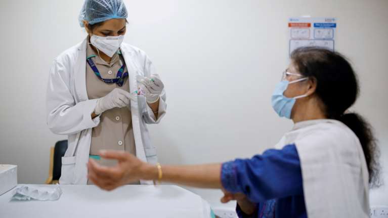 Εμβόλιο κορονοϊού: "Ανεβάζει στροφές" η ΕΕ - Άδεια λειτουργίας ακόμη τριών μονάδων παραγωγής στην Ευρώπη