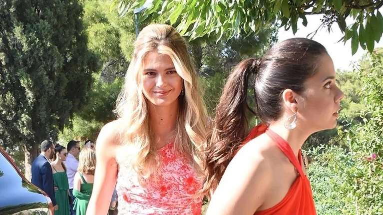 Αμαλία και Αλεξάνδρα Κωστοπούλου: Με chic πολύχρωμα καφτάνια στη Μύκονο