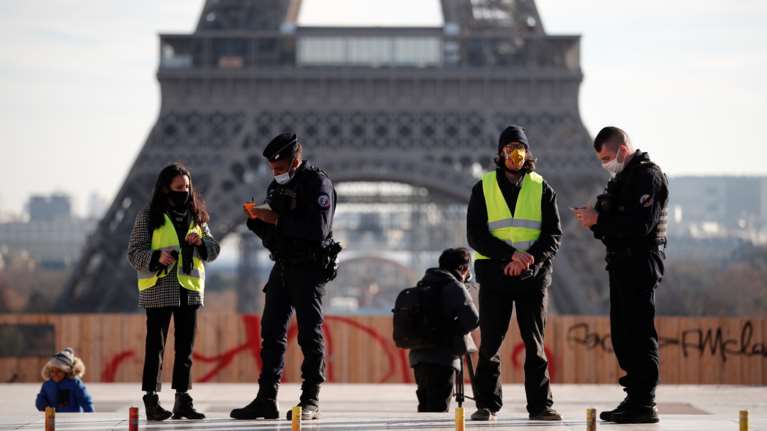 Κορονοϊός - Γαλλία: Χριστούγεννα και Πρωτοχρονιά με απαγόρευση κυκλοφορίας από τις 8 το βράδυ