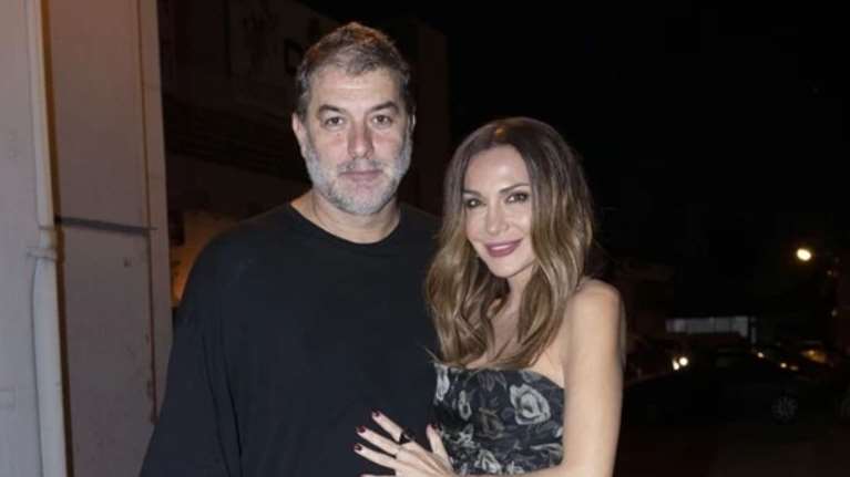 Δέσποινα Βανδή - Βασίλης Μπισμπίκης: Αγκαλιασμένοι στην πρεμιέρα του ηθοποιού