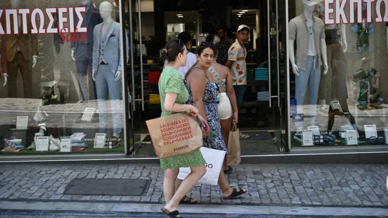 Αισιόδοξοι οι έμποροι για τις εκπτώσεις: Μεγάλες προσφορές και υπερεπάρκεια προϊόντων