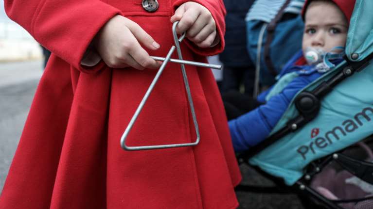 Χριστουγεννιάτικα κάλαντα: "Εικόνες με παιδάκια από σπίτι σε σπίτι, δεν μπορούμε να δούμε" είπε ο Στέλιος Πέτσας