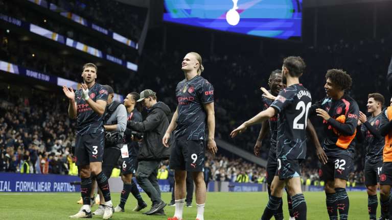 Premier League: Η Μάντσεστερ Σίτι βρίσκεται 90 λεπτά μακριά από το να γράψει ιστορία