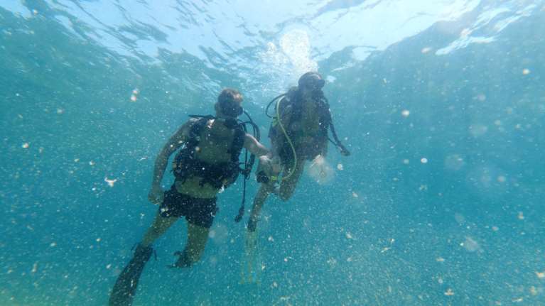 Είναι γεγονός: Γυρίστηκε η πρώτη ελληνική ερωτική ταινία στον βυθό του Αιγαίου [εικόνες]