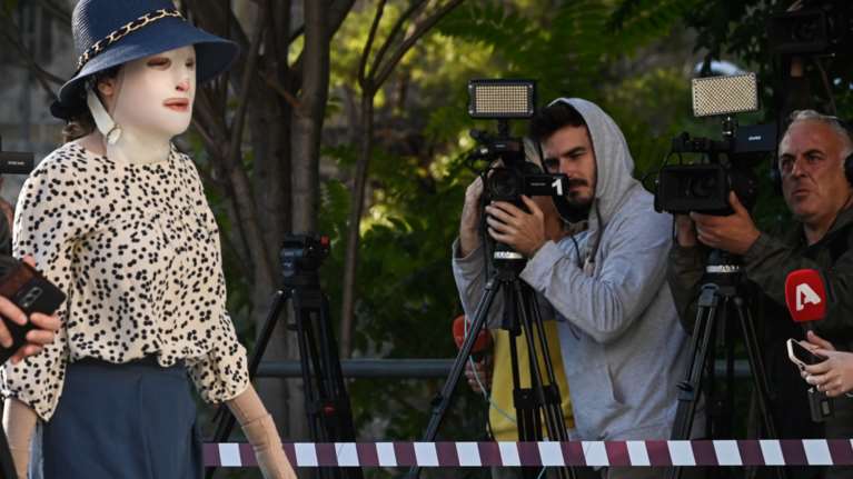 Επίθεση με βιτριόλι: Σοκάρει η περιγραφή του ιατροδικαστή - &quot;Τα μαλλιά της Ιωάννας τράβηξαν το υγρό σαν σφουγγάρι&quot;