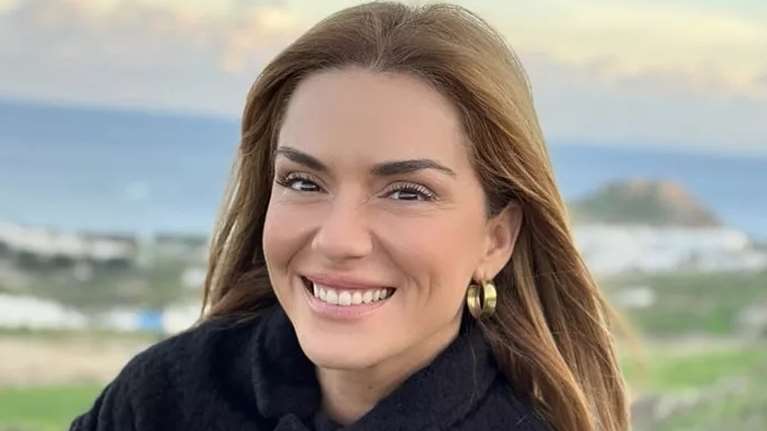 Η Εύα Τσιμιτσέλη είναι fashion icon: Το cool ντύσιμο της κόρης της Βάσως Λασκαράκη και τα απίστευτα μακριά μαλλιά της