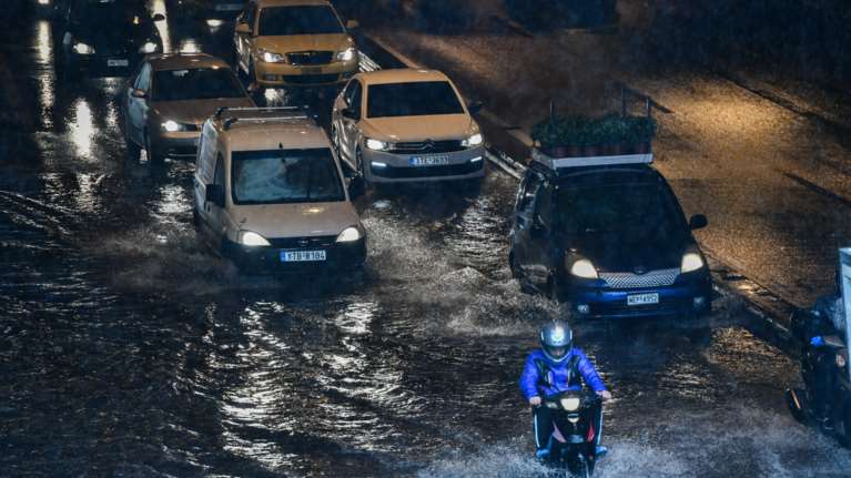 Κακοκαιρία Μπάλλος: Έκλεισε η Κηφισίας στο ύψος του Ψυχικού - Χάος στους δρόμους της Αθήνας