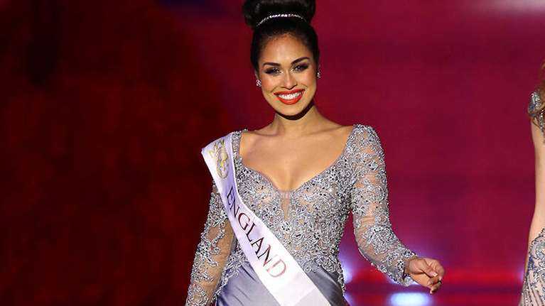 Κορονοϊός: Η Μις Αγγλία  "κρεμάει" το στέμμα και γίνεται πάλι γιατρός για να βοηθήσει [Βίντεο]