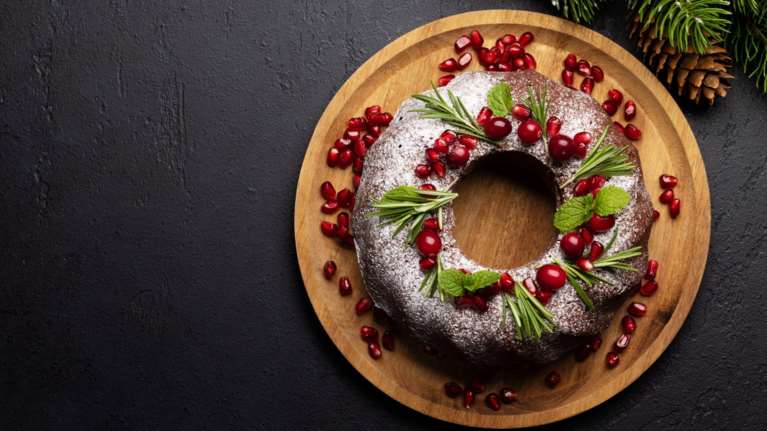 Συνταγή για απίθανο χριστουγεννιάτικο κέικ - Αρωματικό και αφράτο, με κομμάτια φρούτων