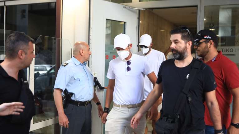 Φωτιά στην Ύδρα: Ολοκληρώθηκαν οι μαραθώνιες απολογίες των 13 μελών του πληρώματος– Βρέθηκε μπουκαλάκι με νερό στην παραλία