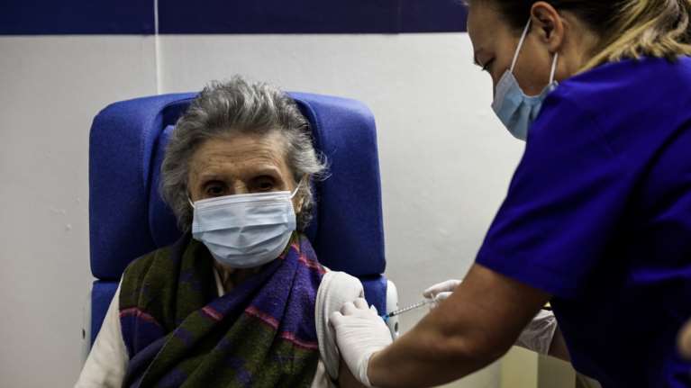 Εμβολιασμοί: Aνοίγει στις 18:00 η πλατφόρμα των ραντεβού για ηλικίες 80-84 ετών