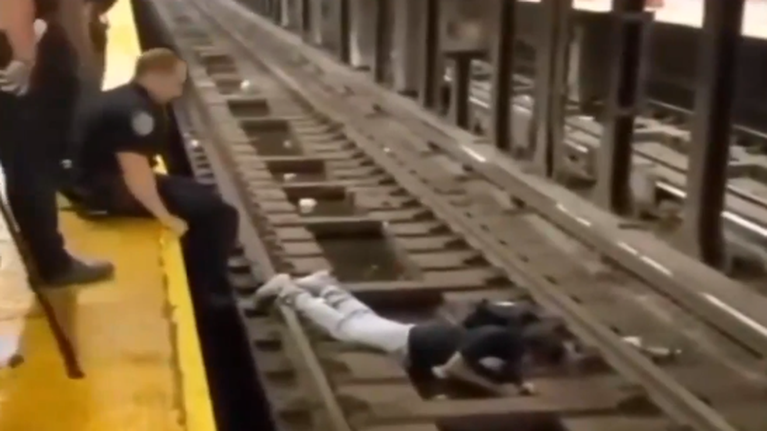 Viral:  Αστυνομικός στη Νέα Υόρκη σώζει ηλικιωμένο που έπεσε στις γραμμές του μετρό, λίγο πριν φτάσει ο συρμός [Βίντεο]