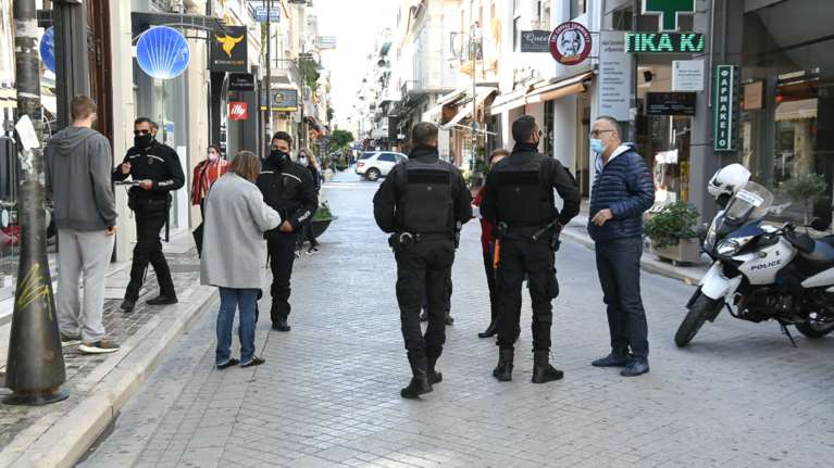 Πάτρα: Αστυνομικός &quot;έριξε&quot; πρόστιμο σε...αστυνομικό γιατί δεν φορούσε μάσκα σε σούπερ μάρκετ