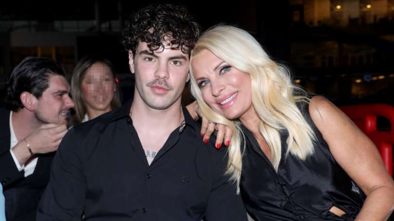 Ο Άγγελος Λάτσιος κρατά αγκαλιά την αδερφή του, Μαρίνα και η Ελένη Μενεγάκη σχολιάζει &quot;Παιδάκια μου&quot;