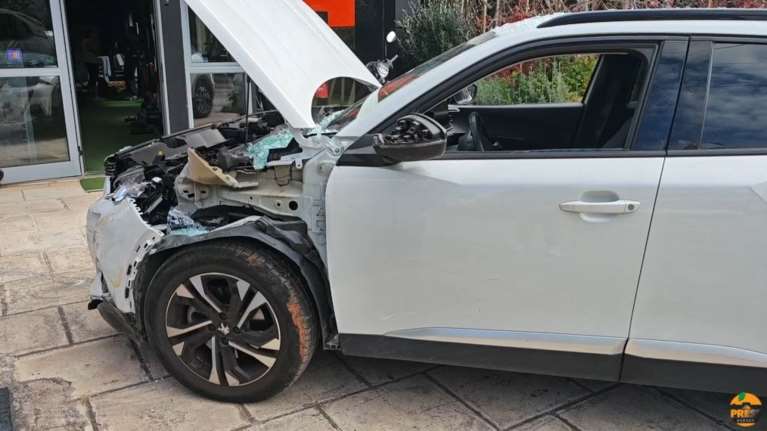 Γλυφάδα: Ηλεκτρικό αυτοκίνητο καρφώθηκε σε τζαμαρία καταστήματος επίπλων [βίντεο]