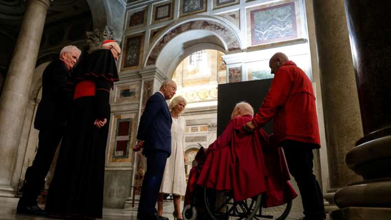 Στη βασιλική του Αγίου Παύλου ο βασιλιάς Κάρολος και η βασίλισσα Καμίλα: Εφτιαξαν ειδικό στασίδι προς τιμήν τους