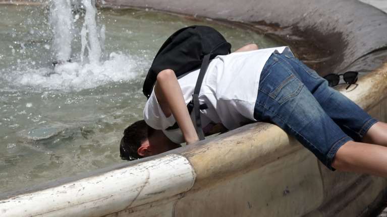 "Ψήνεται" από τον καύσωνα η Αττική - Δεκάδες περιστατικά θερμοπληξίας στα νοσοκομεία