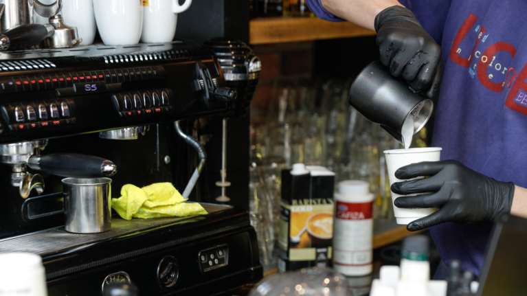 Κορονοϊός: 45 συλλήψεις για ανοιχτά γυμναστήρια, κομμωτήρια και καφετέριες