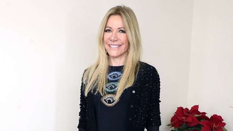 Η Μαριάννα Λάτση ποζάρει χαμογελαστή με δερμάτινο σύνολο στο αγαπημένο της μοτίβο