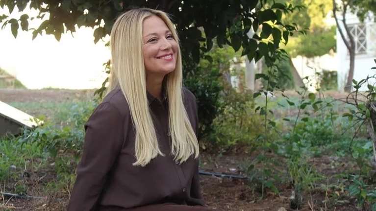 Η Νάνσυ Ζαμπέτογλου με λευκό δαντελένιο capri παντελόνι: Πώς θα το φορέσεις