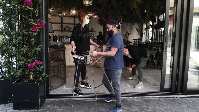 Μπήκαν οι υπογραφές για την ενίσχυση της εστίασης: Οι αιτήσεις ξεκινούν την Παρασκευή