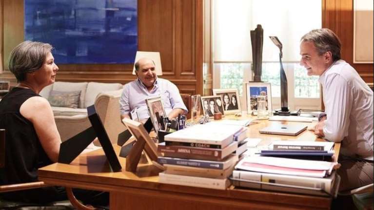 Συνάντηση Μητσοτάκη με τους γονείς του Ζακ Κωστόπουλου στο Μέγαρο Μαξίμου