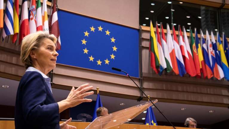 Φον ντερ Λάιεν: Εμπιστεύομαι το εμβόλιο της AstraZeneca