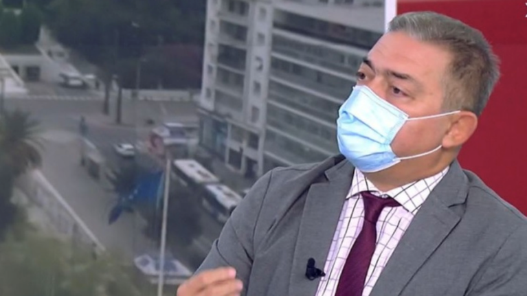 Βασιλακόπουλος: Χωρίς μαζικό εμβολιασμό δεν μπορούμε να έχουμε ξεφάντωμα