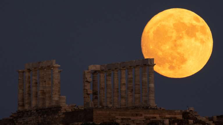 Το &quot;Φεγγάρι του Ελαφιού&quot; φώτισε τον ελληνικό ουρανό: Μαγικές εικόνες από την πανσέληνο του Ιουλίου