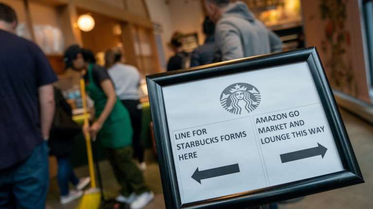 &quot;Η Εξέγερση της Κόκκινης Κούπας&quot;: Διαδηλώσεις εργαζομένων των Starbucks για τις αντισυνδικαλιστικές πρακτικές της εταιρείας