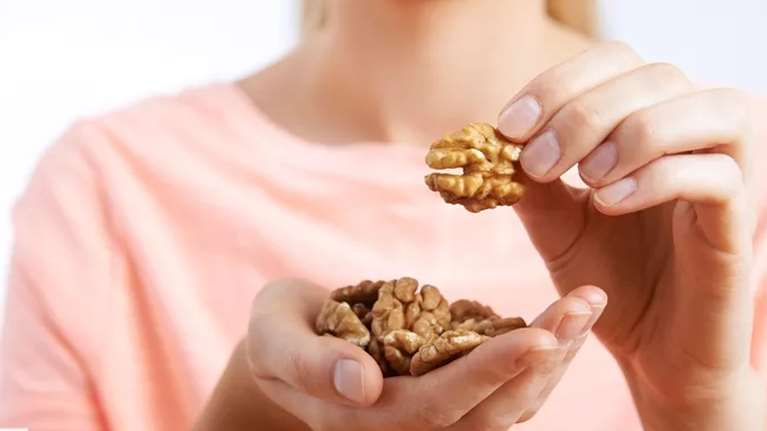 8 τροφές που είναι καλύτερες από πολυβιταμίνες (και εύκολες να προσθέσεις στη διατροφή σου)