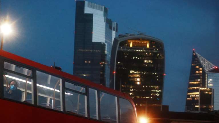 Αδειάζουν την κυβέρνηση Τζόνσον οι λοιμωξιολόγοι της Βρετανίας: Δεν μεταλλάχθηκε ο κορονοϊός