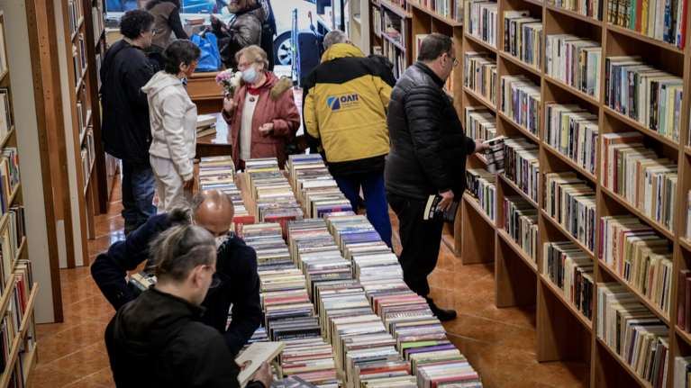 Εξι χρόνια παλαιοβιβλιοπωλείο των αστέγων - Εκεί μπορείς να βρεις βιβλία &quot;διαμάντια&quot; με 2 ευρώ, χιλιάδες τίτλοι