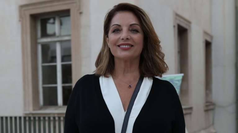 H Άντζελα Γκερέκου ταξίδεψε στη Μύκονο: Η grecian chic εμφάνισή της είναι η απόλυτη έμπνευση