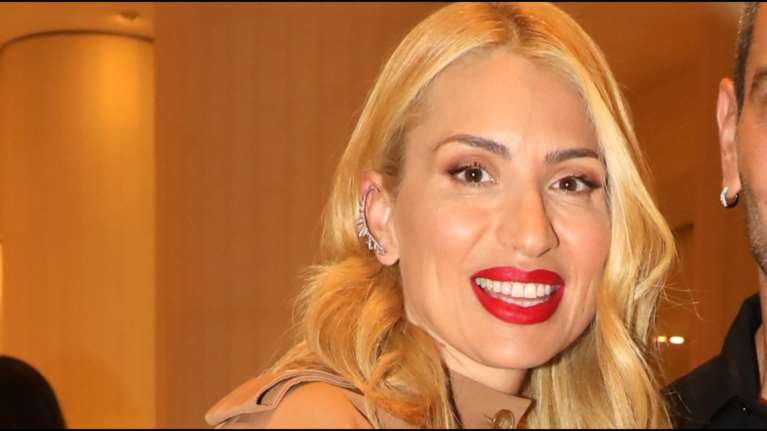 Μαρία Ηλιάκη: Το απίθανο μπεζ σεμιζιέ με τις επωμίδες που φόρεσε στο Μέγαρο Μουσικής