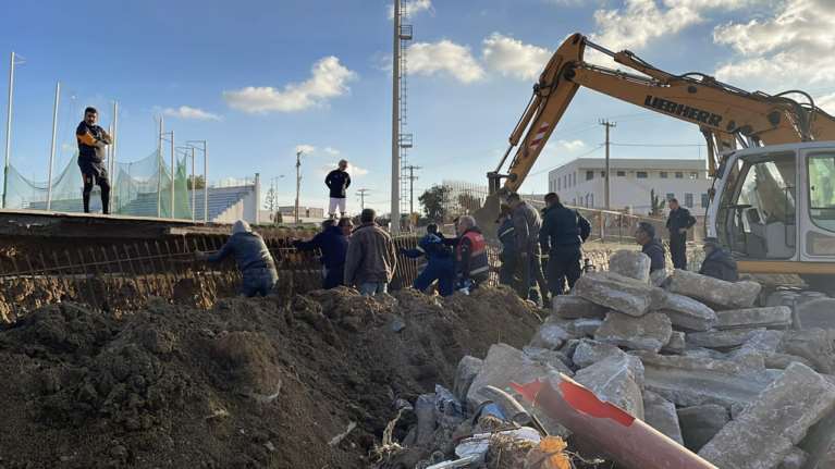 Νάξος: Εργάτες έπεσαν σε τάφρο και εγκλωβίστηκαν - Υποχώρησαν κάγκελα σε αθλητικό κέντρο [εικόνες - βίντεο]