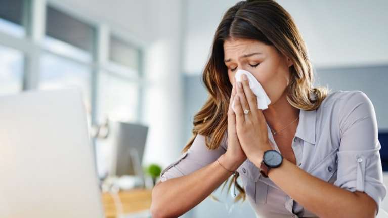 Γρίπη 2022: Πώς και πότε μεταδίδεται η γρίπη H1N1 - Τα συμπτώματα και η αντιμετώπιση