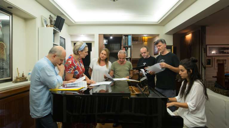 Η κόρη του Θάνου Μικρούτσικου στο πιάνο του πατέρα της ετοιμάζει τη συναυλία στη μνήμη του [εικόνες]