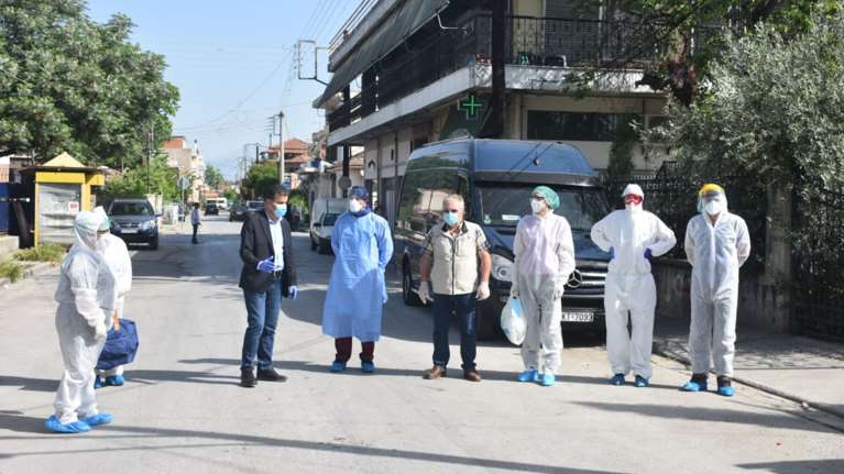 Κορονοϊος: 100 νέα δείγματα λαμβάνονται στη Νέα Σμύρνη της Λάρισας [εικόνες]