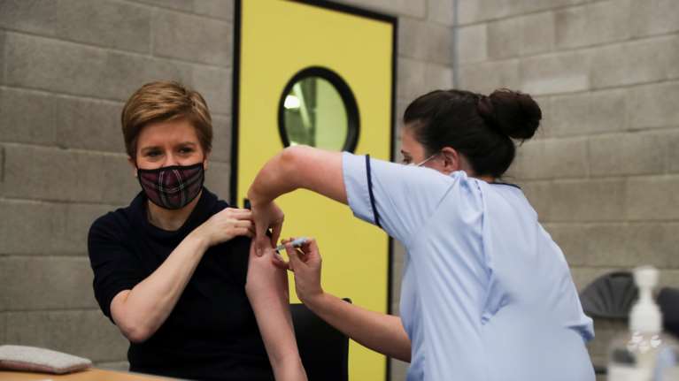 Βρετανία - Μετάλλαξη Όμικρον: Η αναμνηστική δόση της Pfizer παρέχει προστασία 70-75% έναντι της ήπιας νόσου