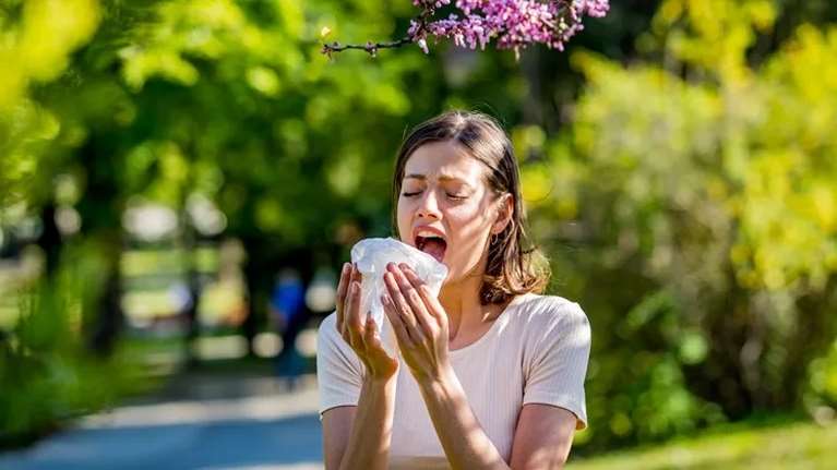 &quot;Υποαλλεργική&quot; διατροφή: 5 τροφές για να αντιμετωπίσεις τις αλλεργίες της άνοιξης