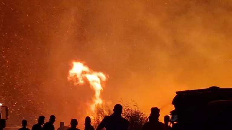 Ρόδος: Στο έλεος της πυρκαγιάς ο Απόλλωνας - Συγκλονίζουν οι εικόνες από τις τιτάνιες προσπάθειες κατάσβεσης