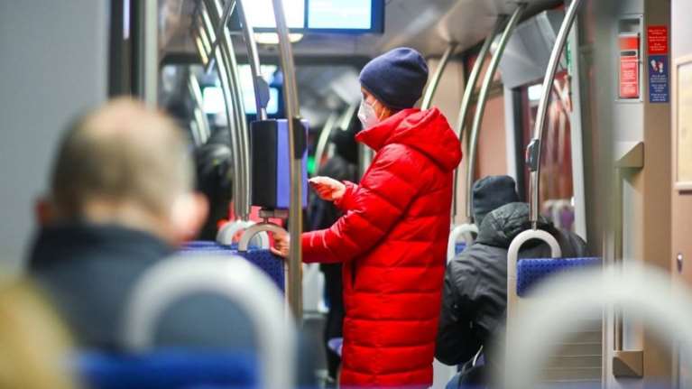 Γιατί οι ειδικοί ζητούν να γίνει υποχρεωτική η χρήση μάσκας τύπου  FFP2 ή KN95