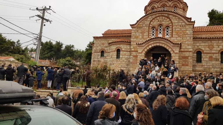 Σάλος με την κορονο-κηδεία στον Άγιο Στέφανο - Μητροπολίτης Κύριλλος: Την έκανα κεκλεισμένων των θυρών, έξω τι κάνω;