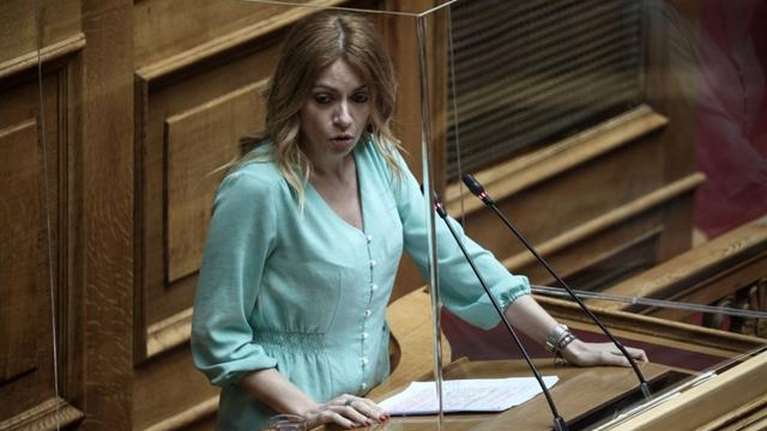 Ανεξαρτητοποιήθηκε η βουλευτής του ΜέΡΑ25, Αγγελική Αδαμοπούλου: Καταγγέλλει τον Βαρουφάκη για &quot;οικογενειοκρατία&quot;