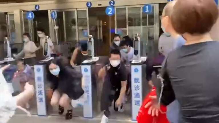 Σκηνές χάους σε νοσοκομείο της Σανγκάης: Άνδρας εισέβαλε με μαχαίρι - Τέσσερις τραυματίες [Βίντεο]