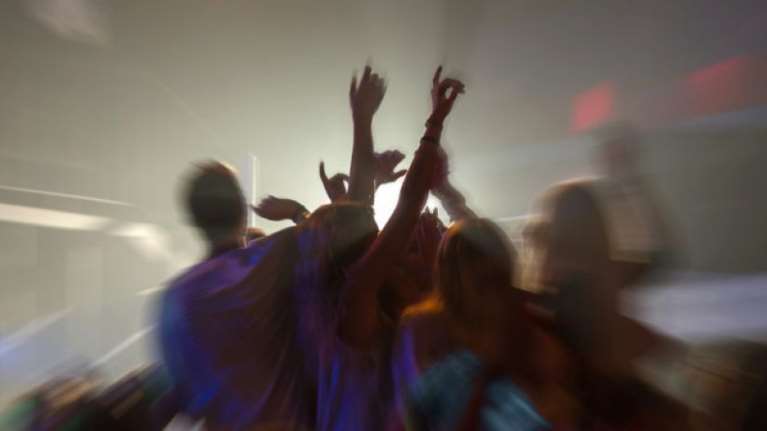 Kορονοπάρτι και πρόστιμο α λα Μύκονο στην Ευρυτανία: Συνελήφθη η υπεύθυνη